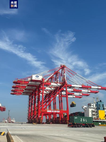 "老码头"→绿色智慧港口 上海罗泾集装箱港开港!